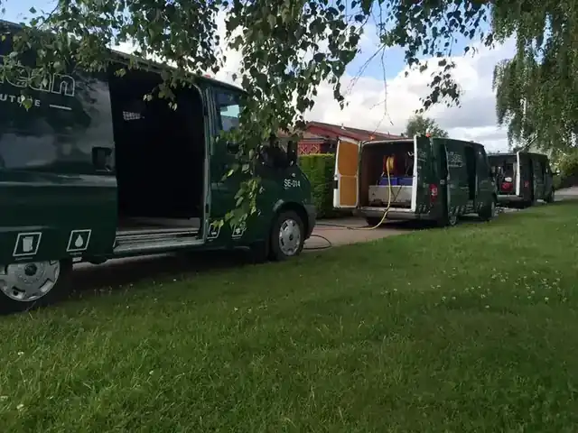 Sopbil som utför maskinsopning och gatustädning i Skåne och Helsingborg