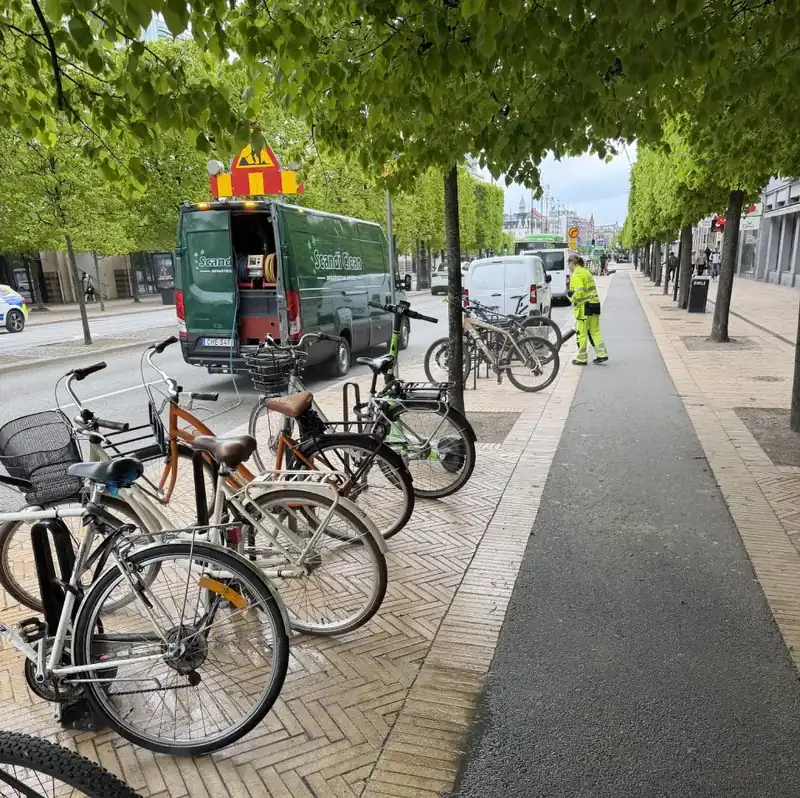 Sopbil som utför maskinsopning och gatustädning i Skåne och Helsingborg
